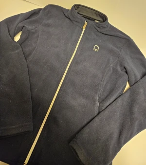 Fleecetröja från Equipage  - Marin Fleecetröja från Equipage, knappt använd och fint skick (ser bättre ut än bilderna visar).  Storlek 158-164 dock ganska stor i storleken. Nypris 350 kr