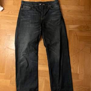 Weekday galaxy jeans i swamp blue färg i stolen 32 w 34 L. knappt använda 