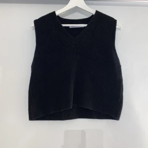 Stickat.  - Stickad topp som är svart, aldrig använt.🖤