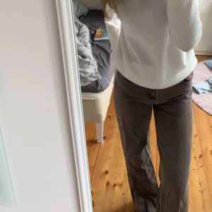 Jeans - Högmidjade jeans från Pull & Bear i superfint skick. Jättesnygg passform!!