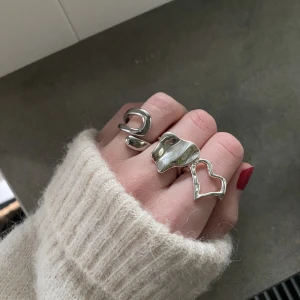 Ringar - Silver ringar som aldrig är använda. Ringarna är justerbara🤍säljer alla tre för 100. Kom med prisförslag. 