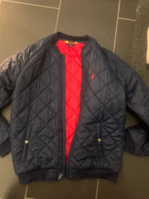 Ralph Lauren jacka  - Säljer nu min gamla Ralph Lauren jacka då jag inte använder den längre, den är i toppskick och passar mig på ca 182cm. Storleken är XL men jackan är mindre i storlek. 