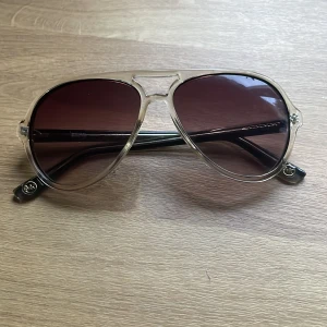 Michael kors solglasögon  - Glasögon i bra skick förutom nån liten repa men syns knappast 
