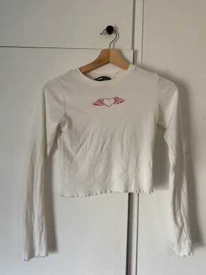 Tröja - En jättesöt tröja som ej passar. Fint skick men har en liten liten fläck.  (Kunden betalar frakten)