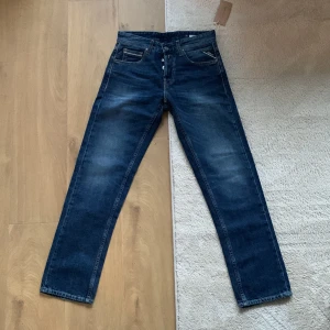 Replay jeans - Ett par riktigt feta replay jeans i storlek 28/30. Ny pris 1499kr. Mitt pris 499kr.  Hör av dig vid frågor.