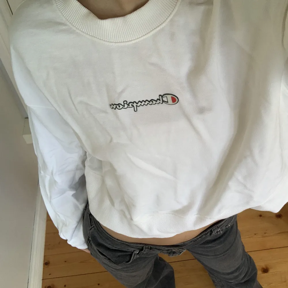 Crop top från Champion, aldrig använd. Storlek L men skulle säga att den passar bättre som S eller M. Tröjor & Koftor.