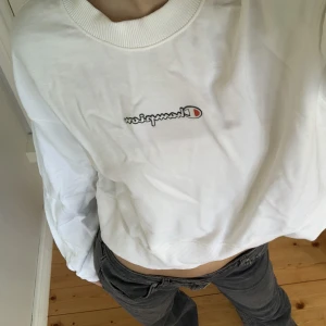 Crop top - Crop top från Champion, aldrig använd. Storlek L men skulle säga att den passar bättre som S eller M