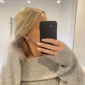 Grå stickad Off-sholder tröja - Super fin o skön Off-sholder stickad grå tröja, tröjan är i st M men passa S bäst kom privat för bättre bilder❤️