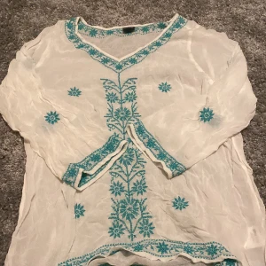 Tröja  - En jätte fin tröja. Inte t-shirt men ändå inte långärmad. ( genomskinlig kan den vara ) väldigt bra skick. 