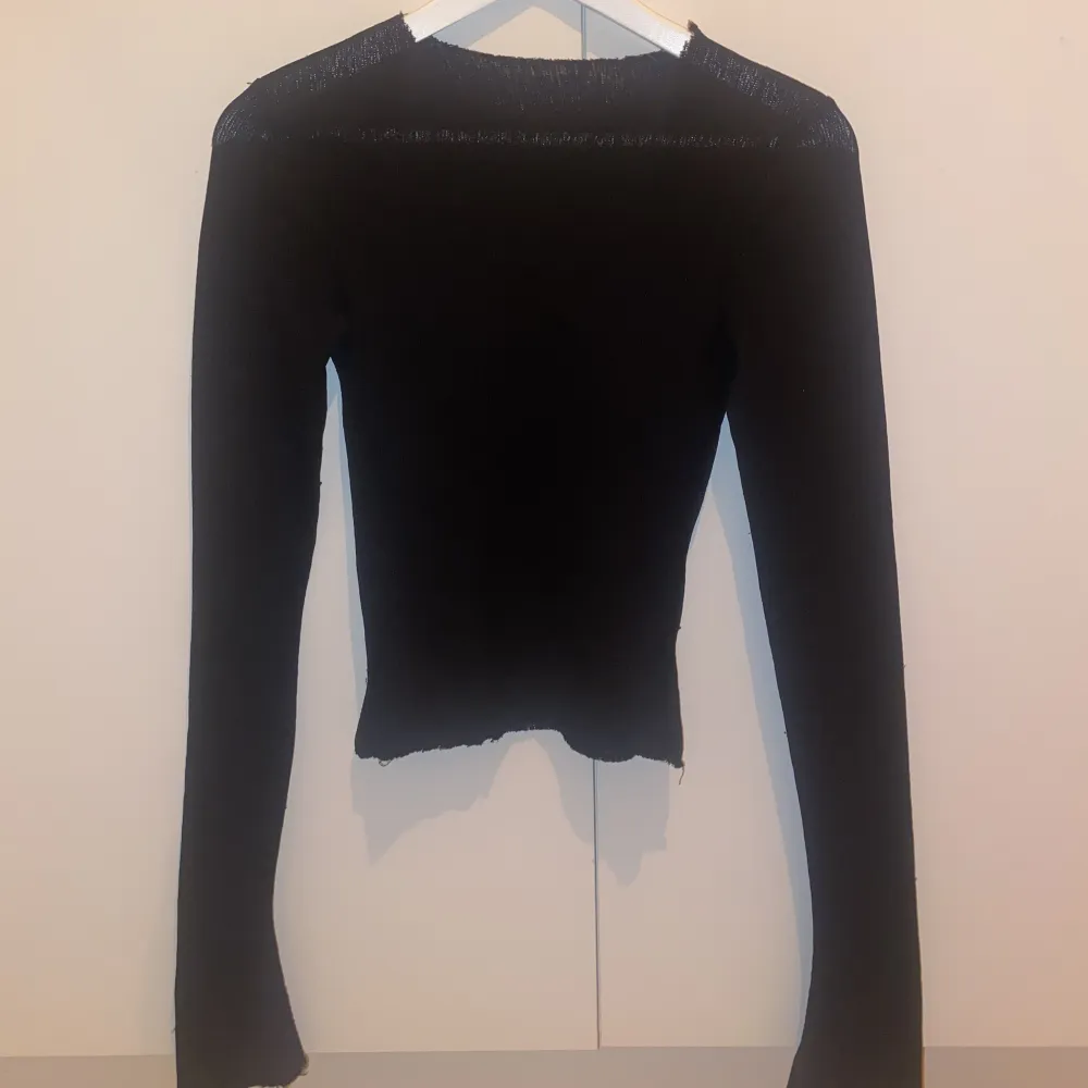 Superfint svart tröja från ADSGN, men kommer tyvärr inte till användning då det inte passar mig. Nypris 500 kr💓. Tröjor & Koftor.