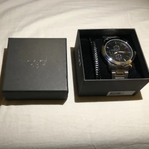 Regal klocka  - Regal klocka, Helt ny, aldrig använd Medföljer ett litet svart skin armband Fin julklapp till sig själv eller någon av sina kära🎄  Nypris: 500kr Mitt pris: 299k