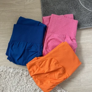 Träningstights - Tre likadana träningstights i olika färger storlek L. Små i storleken, jag är vanligen en M. Säljes tillsammans för 200kr + frakt. Dem är från Shein. Verkligen super sköna men behöver rensa i garderoben då jag har för mycket🫶🏽