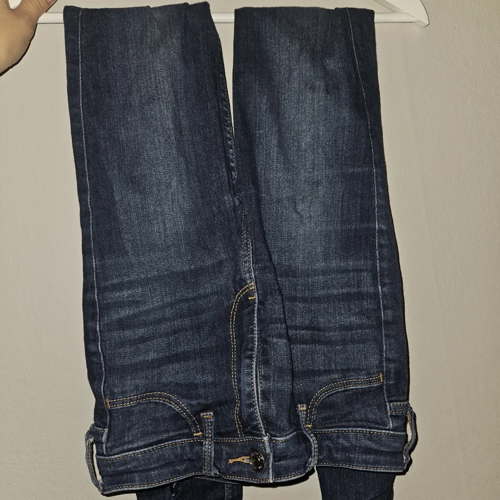 Mörkblå jeans från hollister i stl w25, L30, motsvarar ca stl 36/38💗 superfint skick och fullängd på mig som är 167cm💕. Jeans & Byxor.