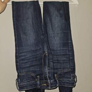 Mörkblå jeans från hollister i stl w25, L30, motsvarar ca stl 36/38💗 superfint skick och fullängd på mig som är 167cm💕