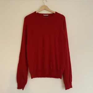 Prada Röd tunn kofta - En röd Prada kofta, från 00-talet nånstans. Storlek 50, sitter mellan M-L. Knappt använd!
