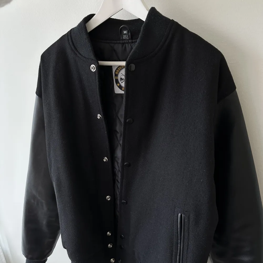 Vintage varsity jacka med äkta läder sleeves, kvaliten är Topnotch! . Jackor.