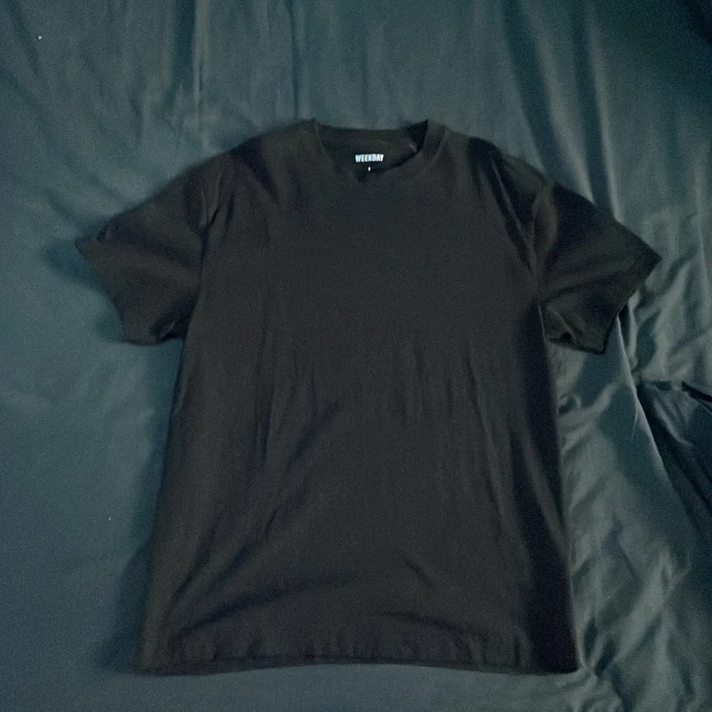 En svart WEEKDAY t-shirt som aldrig är använd, oversize. Köpt för 300. Vid frågar är det bara att skicka.. T-shirts.