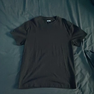 WEEKDAY t-shirt - En svart WEEKDAY t-shirt som aldrig är använd, oversize. Köpt för 300. Vid frågar är det bara att skicka.