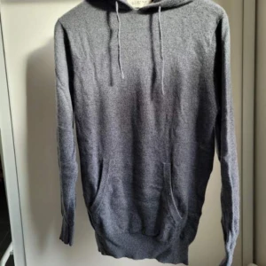 Kashmir hoodie  - Säljer min Kashmir hoodie från Zara originals som köptes i höstas 2022 för 2000 kr skulle säga att den passar 170-178 hör av er om ni har några frågor. Pris kan diskuteras