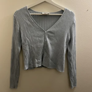 Blå monki kofta - Kofta från monki i en ljusblå färg! Kommer tyvärr inte till användning längre därav säljes den, i övrigt bra skick! 