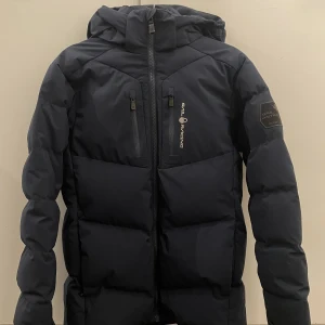 Jacka - Varm jacka från Sail Racing, barnstorlek men passar xs