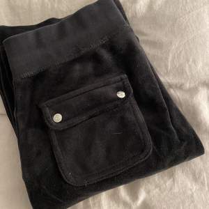 Säljer mina svarta juicy byxor i storlek xs som är i använt skick. Skriv för fler bilder och priset kan alltid diskuteras!!🤍🤍