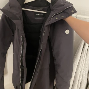 Sail racing jacka  - Säljer min brors sail racing jacka i storlek s. Vet ej hur mycket han köpte den för så lägg prisförslag!! Skriv för fler bilder