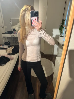 Tröja Intimissimi - Jätte snygg intimissimi tröja i färgen beige Storlek s  Säljer då den inte kommer till användning Ny skick 