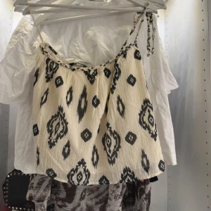 Zara topp - Jättefin zara topp dom aldrig är använd i storlek xs. Går ej att få tag på längre. 