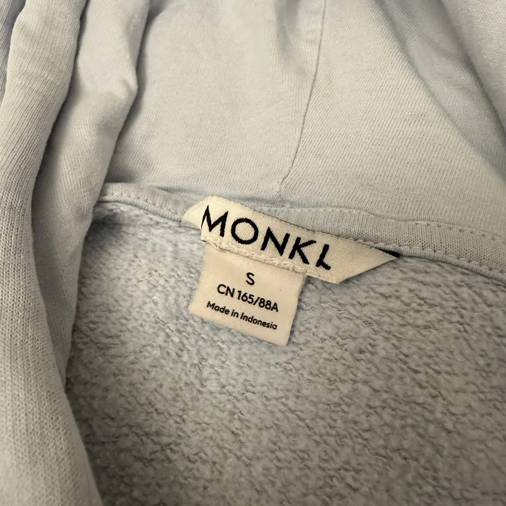 En ljusblå hoodie från Monki, använd men inget som syns på den, har lite oversized fit.. Hoodies.