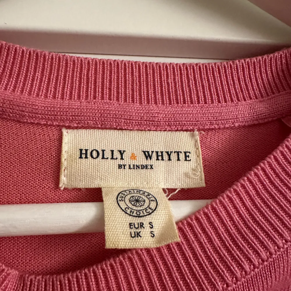 En tunn rosa tröja från Lindex, Holly White, knappt använd, är i storlek S. Tröjor & Koftor.