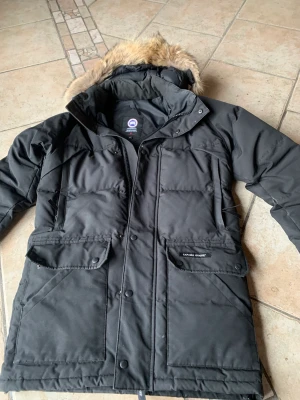 Canada Goose jacka - Canada Goose jacka i bra skick, nypris 10000 kr. Fler bilder eller diskutera pris går bra i dm.