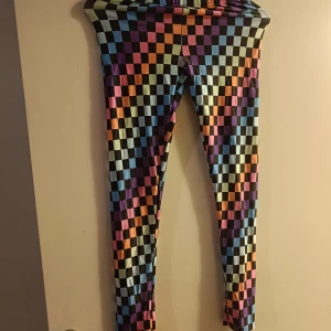Snygga rutiga leggings - Midjemått ca 70cm, längd ca 90cm. Stretchigt polyester-material, helt oanvända.