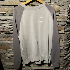 Nike sweatshirt - Säljer En Nike sweatshirt, super snygg, köpt från Nikes Hemsida och knappt använd, jätte bra skick! Super snygga tryck! Kan gå ner lite i pris för snabb affär!😁