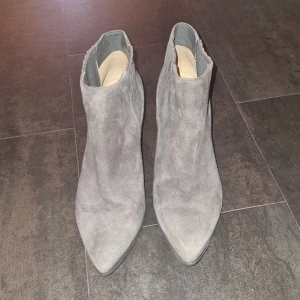 Michael kors skor 38 - Säljer mina älskade michael kors skor då dom tyvärr är för små. Använd fåtal gånger. Supersköna! 