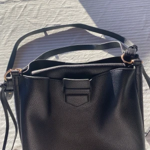 Lindex väska - Lindex väska 💕Aldrig använd och inga märken. Om det behövs fler bilder eller om det finns frågor är det bara att skriva 💕