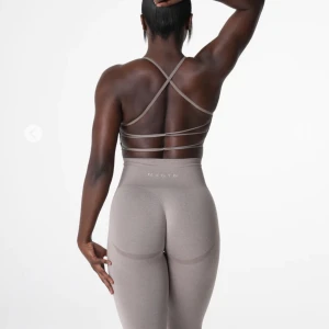 Sportbh  - Invincible Seamless Bra från Nvgtn i storlek S, färgen Taupe. Aldrig använd, tagg kvar.