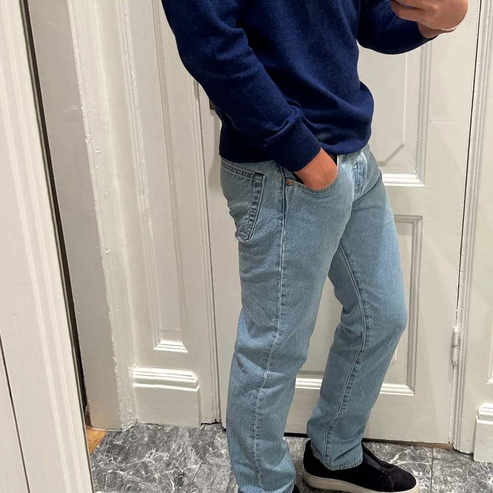 Helt oanvända Levis 501 jeans. Säljer för gillar inte modellen. Originalpris: runt 1600. Storlek: W 28 L 32 Säljer för 900, kontakta för mer info. . Jeans & Byxor.