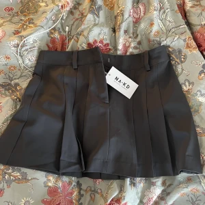 Grå mini kjol - Helt NY SLUTSÅLD kjol från NAKD