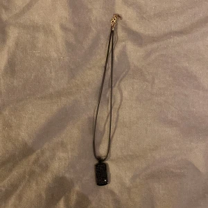 halsband  - halsband med inristad text ”dream live believe” upprepande 