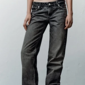 Zara straight low jeans - Straight jeans från zara med Låg/medelmidja. Har i färgerna ljusblå, blå/grå, mörkblå, grå och blå med hål på ena knäet