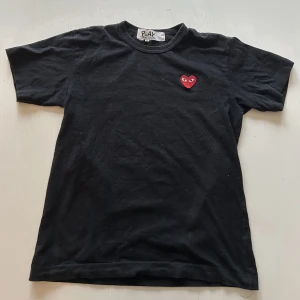 Cdg t-shirt  - Säljer min cdg t-shirt, svart med rött hjärta. Bra skick samt passar till allt!