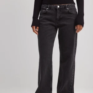 Lågmidjade jeans  - Endast använda en gång, med andra ord i nyskick, passar även 38. Dom är köpta för 700kr