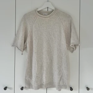 Filippa K cashmere tröja - Kortärmad stickad tröja i mjukaste materialet