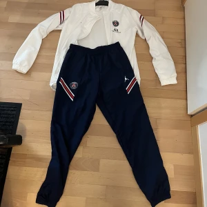 Psg tracksuit  - Hej säljer nu min psg tröja och byxor då jag fick den i present fast den va för liten på mig. Den är helt oanvänd och i nyskick.