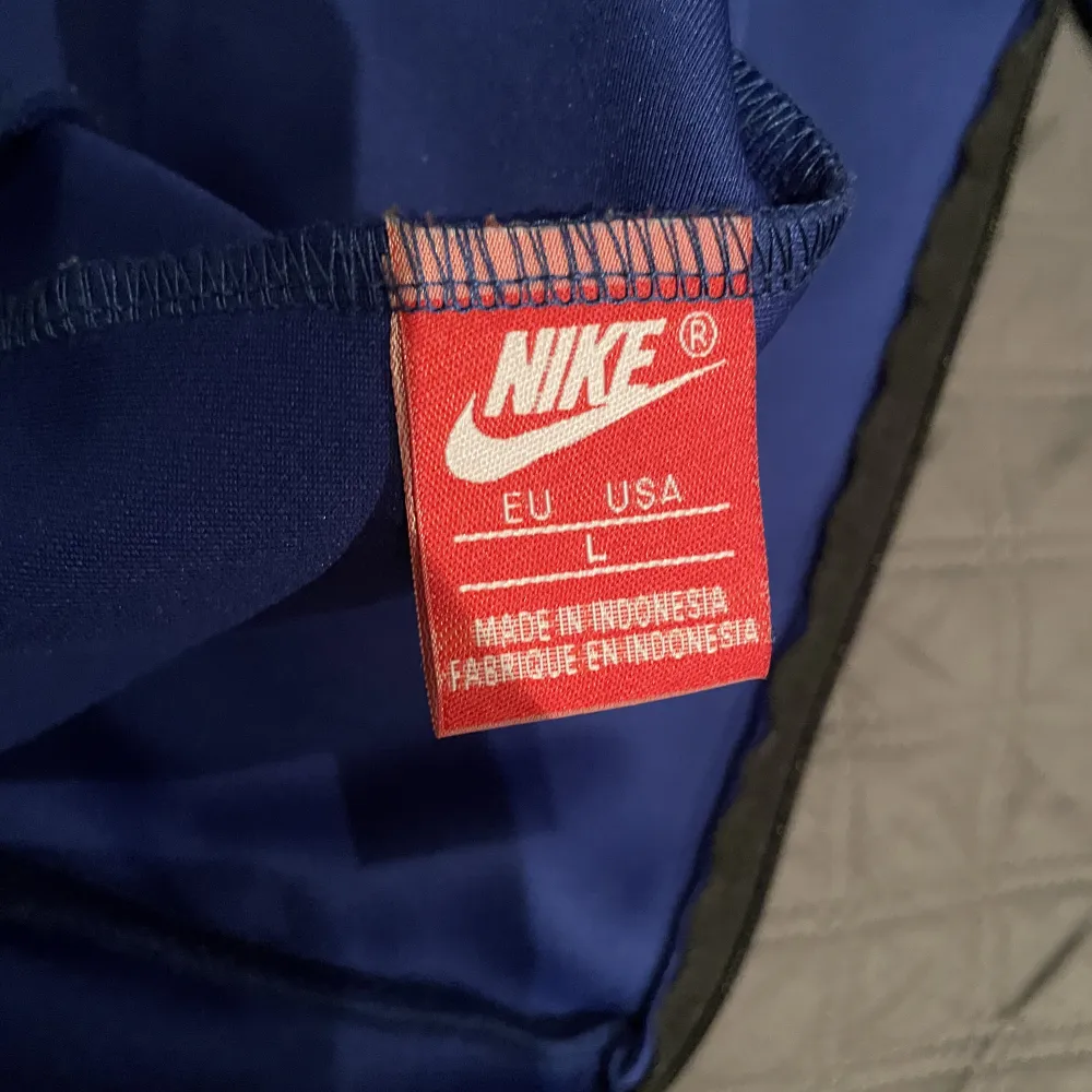 Blå Nike zip hoodie som är jätteskön, säljer då jag bara burit 3 gånger på 3 år. Den är storlek L men skulle säga mer som M för den är lite stor på mig som bär S. Kan gå ner i pris!. Hoodies.