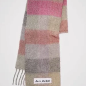 acne halsduk  acnestudios  - Säljer en acne inspirerad halsduk alltså är det inte acne. jätte bra kvalite använd 1 gång 