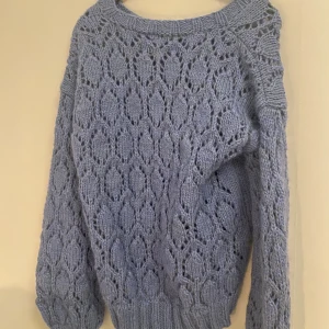 Stickad tröja - En blå stickad tröja köpt på vinted. Skulle säga en storlek S. Lite stickig. Vet inte vilket märke då det inte står nått i tröjan. 