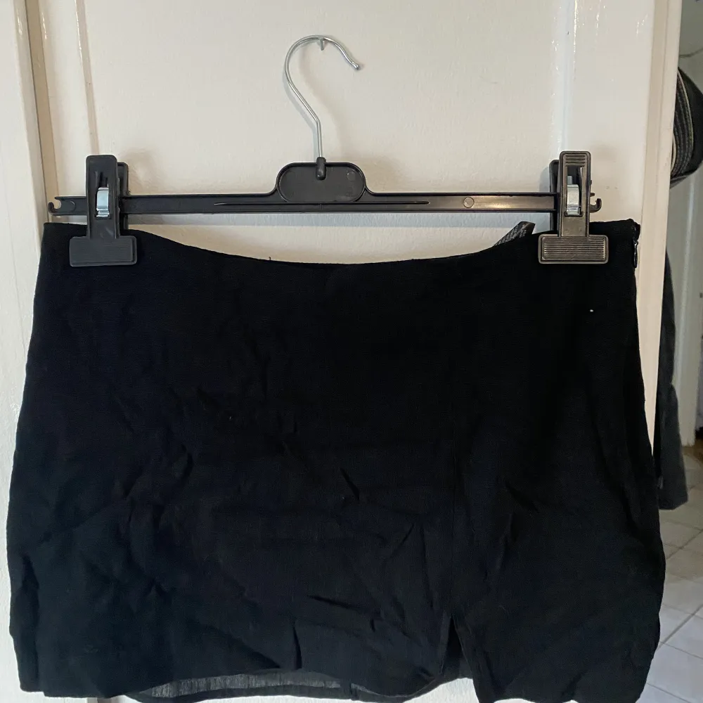 En svart mini kjol från H&m, den är knappt använd :) (ursäkta att den är så skrynklig) 💗 (Kunden betalar frakten). Kjolar.