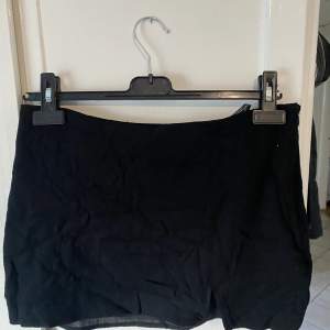 En svart mini kjol från H&m, den är knappt använd :) (ursäkta att den är så skrynklig) 💗 (Kunden betalar frakten)